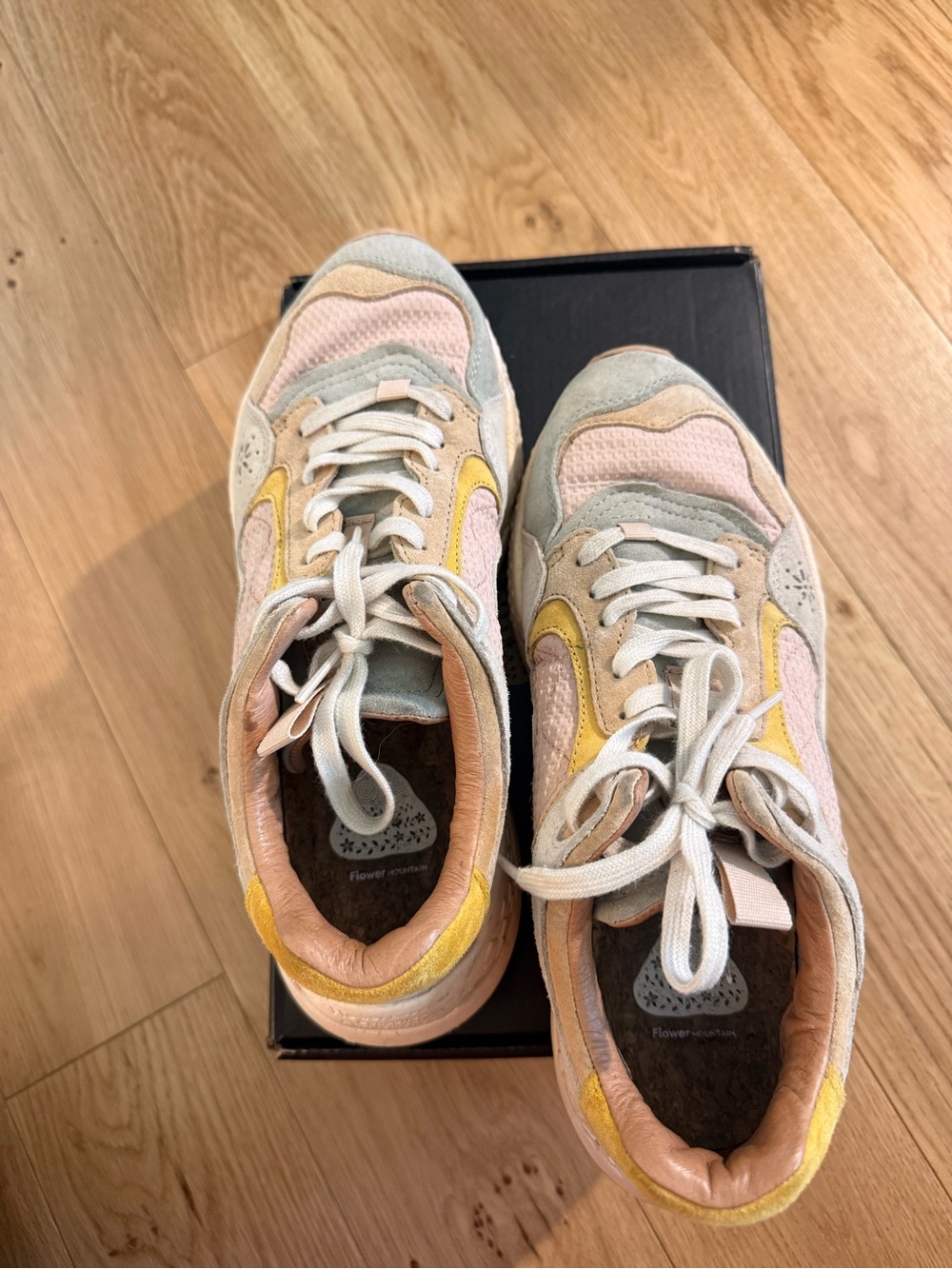 Flower mountain sneakers. Size 8 (38) it’s very good condition